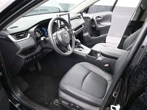 Used 2025 Toyota RAV4 XLE Premium image 5