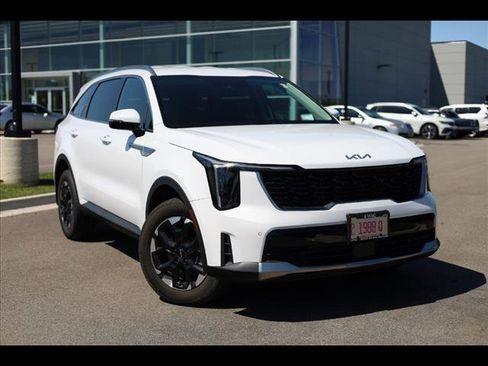 Used 2025 Kia Sorento S image 2
