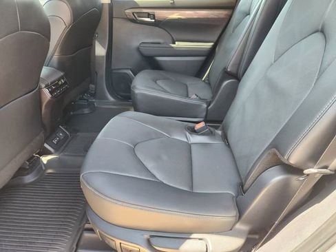 Certified 2025 Toyota Highlander Platinum AWD/4WD image 30