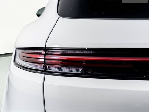 Used 2025 Porsche Cayenne image 40