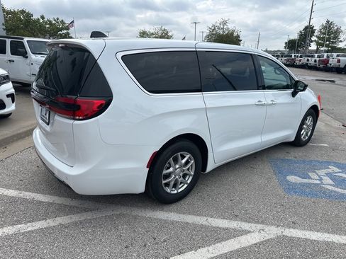 New 2026 Chrysler Pacifica Select image 32