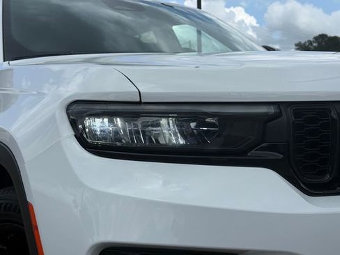 Used 2023 Jeep Grand Cherokee Altitude image 3