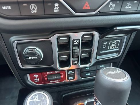 Used 2025 Jeep Gladiator Rubicon w/ Safety Group AWD/4WD image 40