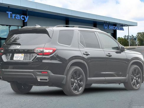 Certified 2025 Honda Pilot Black Edition image 6