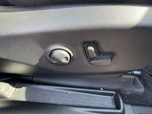 Used 2025 Chrysler Pacifica Limited FWD image 17