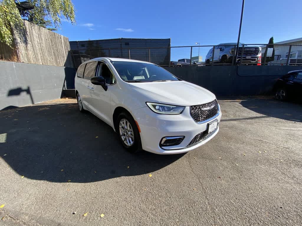 Used 2024 Chrysler Pacifica Touring-L FWD image 8