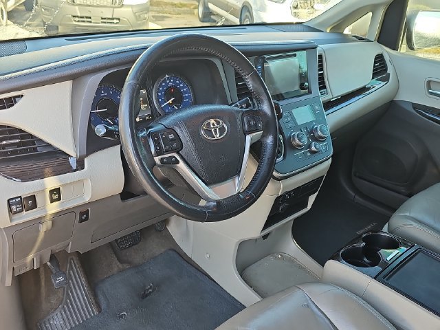 Used 2016 Toyota Sienna XLE FWD image 11