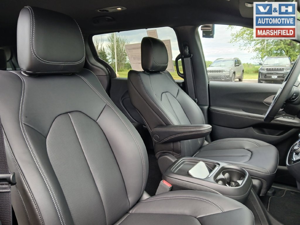 New 2027 Chrysler Pacifica Select FWD image 36