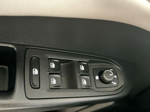 Used 2025 Volkswagen Taos SE AWD/4WD image 17