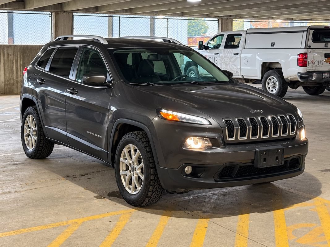 Used 2016 Jeep Cherokee Latitude w/ Comfort/Convenience Group AWD/4WD image 2