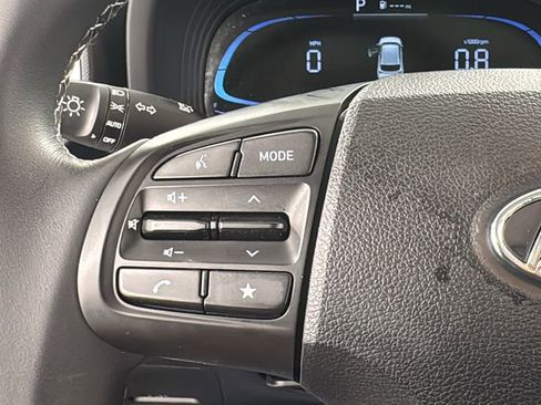 Used 2025 Hyundai Venue SEL image 21