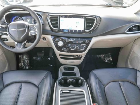 Used 2024 Chrysler Pacifica Touring-L image 11