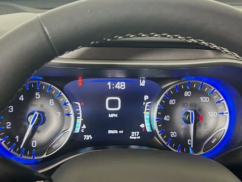 Used 2024 Chrysler Pacifica Touring-L image 10