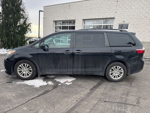 Used 2017 Toyota Sienna XLE image 6