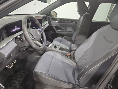 New 2026 Volkswagen Tiguan SE R-Line FWD image 9