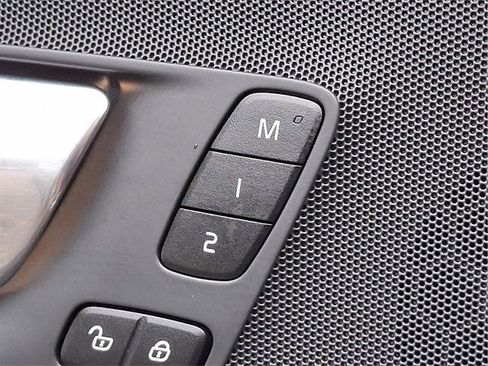 Certified 2025 Volvo XC60 B5 Plus image 24