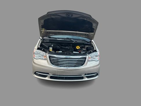 Used 2015 Chrysler Town & Country Limited Platinum FWD image 13