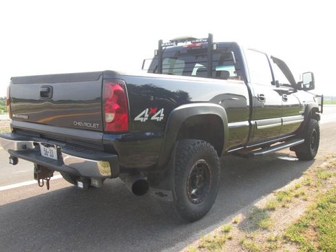 Used 2005 Chevrolet Silverado 2500 LT w/ Heavy-Duty Power Package AWD/4WD image 7
