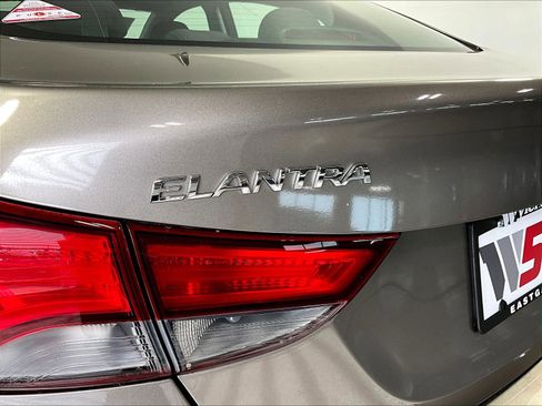 Used 2015 Hyundai Elantra SE w/ Option Group 03 FWD image 21