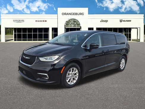 Used 2024 Chrysler Pacifica Touring-L FWD image 6