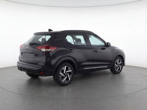 Used 2025 Nissan Kicks SV image 9