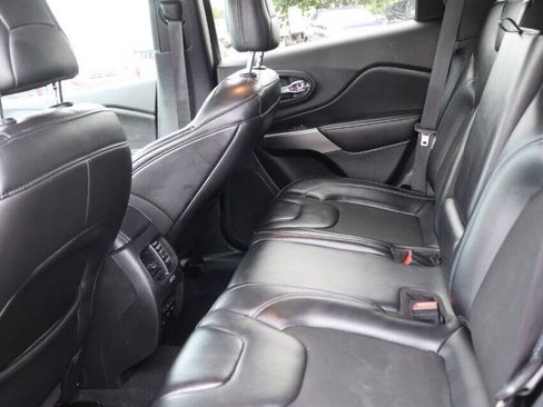 Used 2019 Jeep Cherokee Latitude Plus w/ Cold Weather Group AWD/4WD image 17