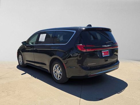 Used 2024 Chrysler Pacifica Touring-L FWD image 5