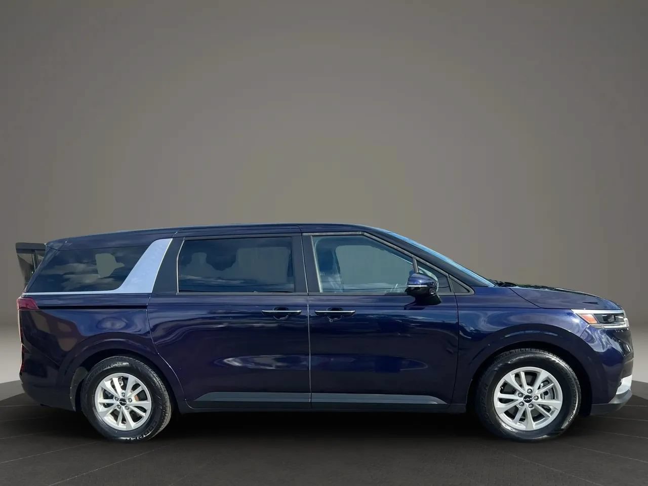 Used 2023 Kia Carnival LX FWD image 4