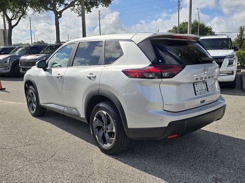 Certified 2025 Nissan Rogue SV FWD image 6