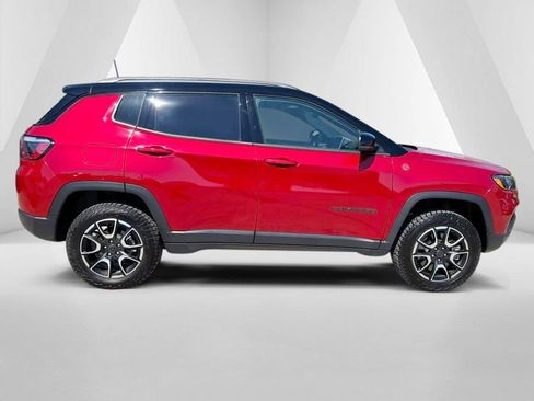 Used 2026 Jeep Compass Trailhawk w/ Sun, Sound & Navigation Group AWD/4WD image 8