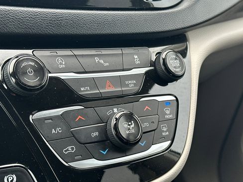 Used 2018 Chrysler Pacifica Touring-L image 20