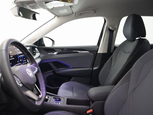 New 2025 Volkswagen Tiguan SE image 13