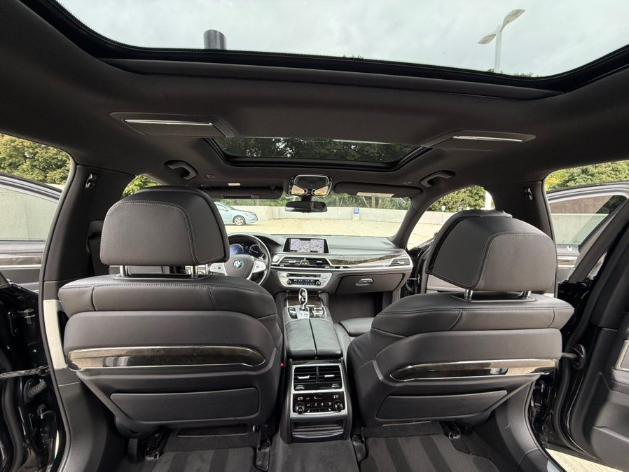 Used 2018 BMW 750i xDrive AWD/4WD image 27