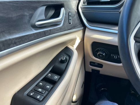 Used 2022 Jeep Grand Cherokee Limited image 24