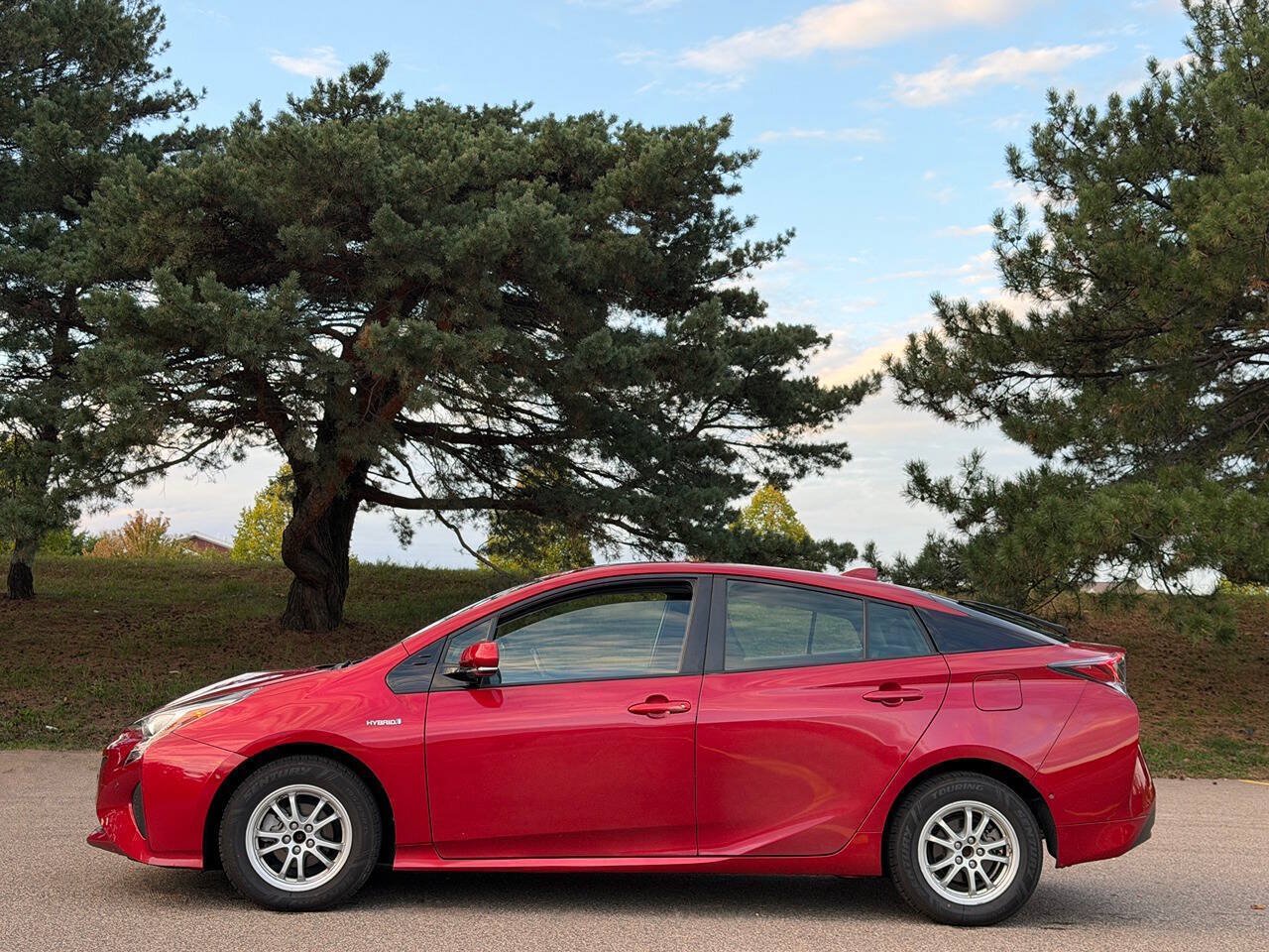 Used 2018 Toyota Prius Four w/ Advanced Technology Package FWD image 2