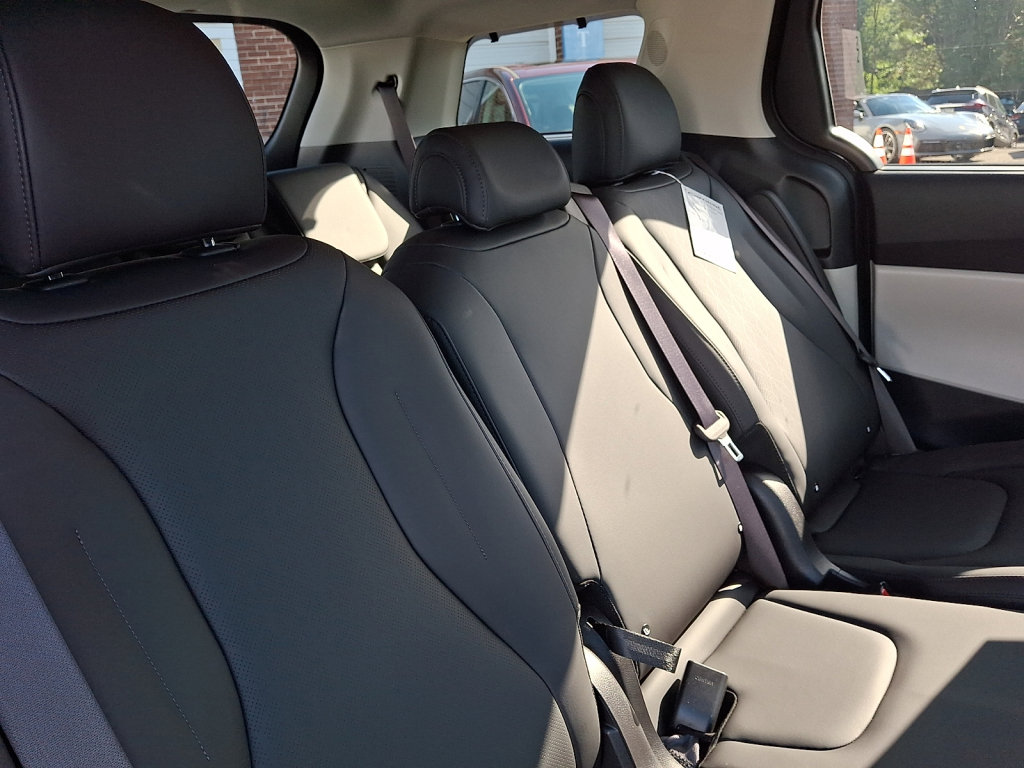 Used 2024 Kia Carnival EX FWD image 17