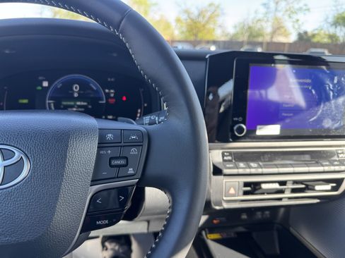 Used 2025 Toyota Camry SE image 23