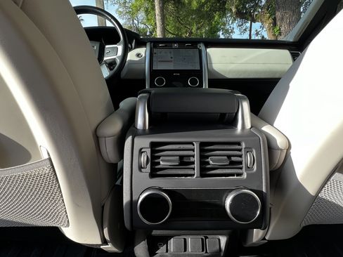 Used 2023 Land Rover Discovery S image 39