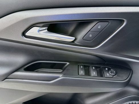 Used 2025 Chevrolet Equinox EV LT w/ Comfort Package FWD image 18