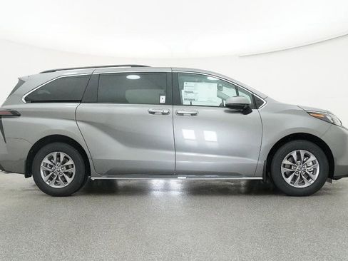 New 2026 Toyota Sienna XLE image 30