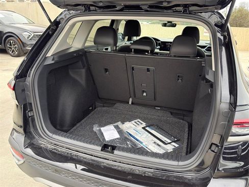 New 2025 Volkswagen Taos SE image 7