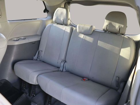 Used 2019 Toyota Sienna XLE image 31