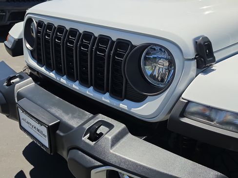 Used 2024 Jeep Gladiator Sport AWD/4WD image 9