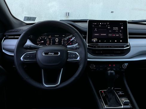 Used 2025 Jeep Compass Limited image 14