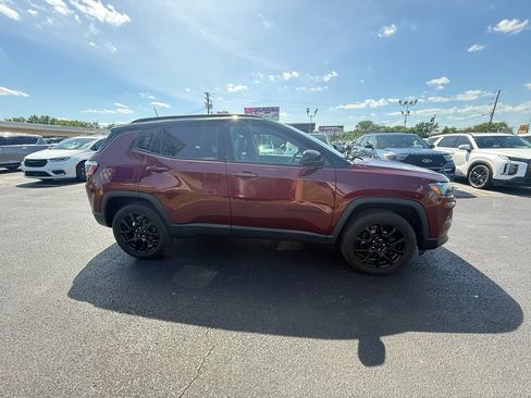 Used 2022 Jeep Compass Latitude AWD/4WD image 2
