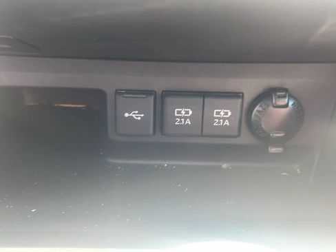 Used 2021 Toyota Highlander XLE AWD/4WD image 19