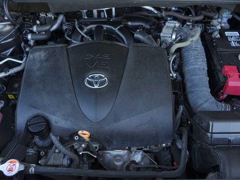 Used 2020 Toyota Highlander XLE FWD image 9