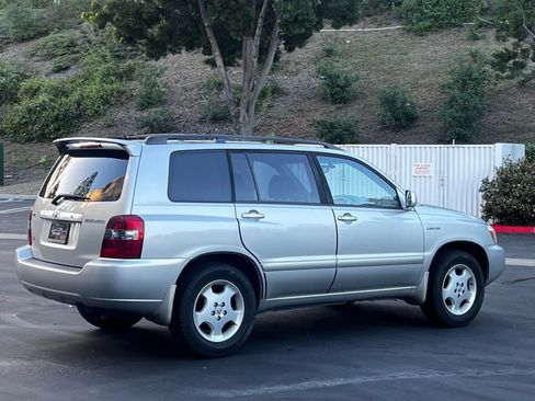 Used 2005 Toyota Highlander 2WD V6 w/ 3rd Row image 6