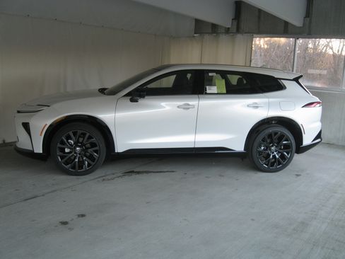 New 2025 Toyota Crown Signia image 6