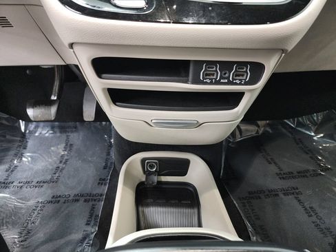 Used 2024 Chrysler Pacifica Touring-L FWD image 20